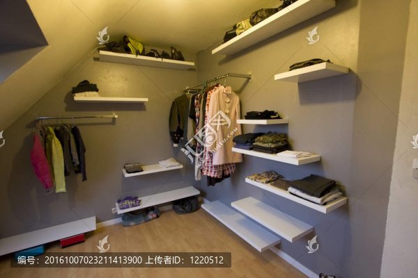 一些衣服在壁櫥里組織