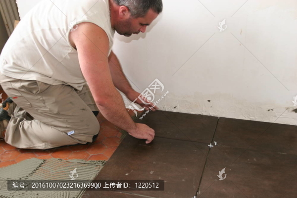 男子在地板上安裝陶瓷磚