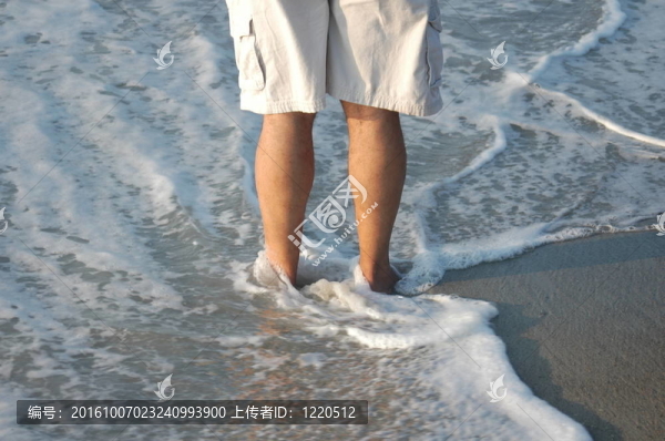 在水中的腳