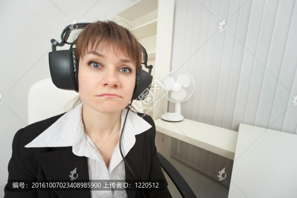 可笑的女人頭上戴著大耳朵的電話