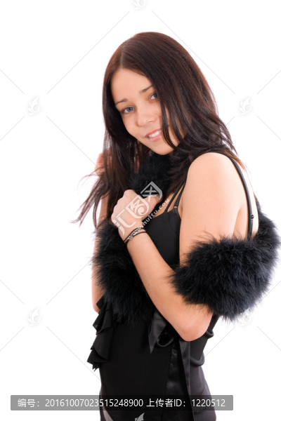 穿黑色連衣裙的女孩
