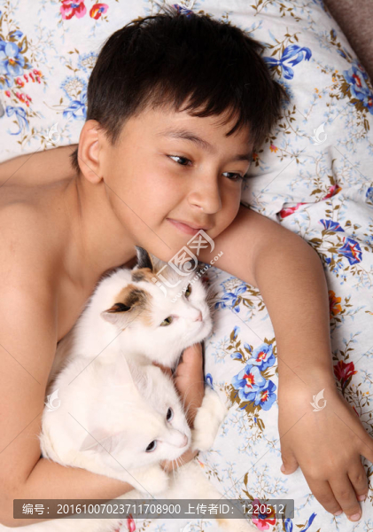 快樂的男孩和貓