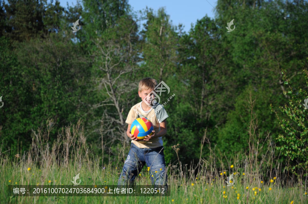 小男孩在公園里有一個球