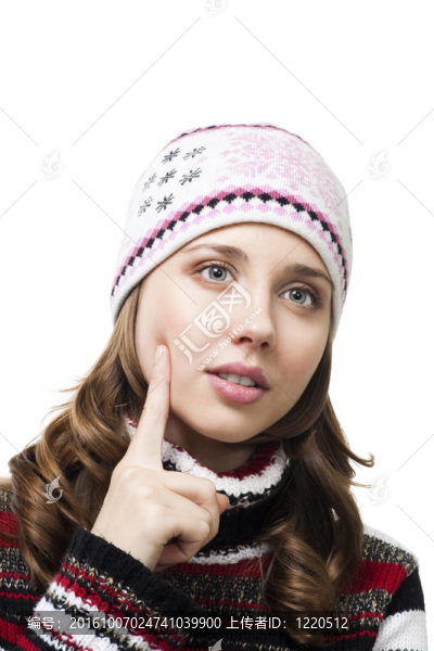 面對(duì)一個(gè)美麗的女人思考在冬季帽