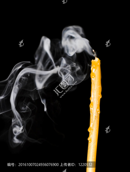 黑色背景上分離的蠟燭