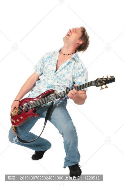 年輕人帶著吉他跳舞