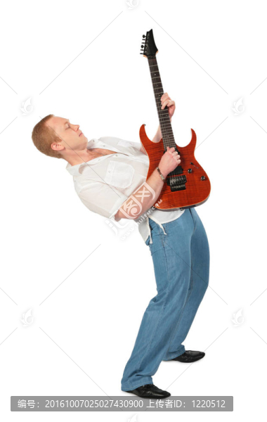 年輕人帶著吉他跳舞