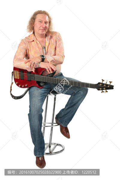 成熟的男人帶著吉他