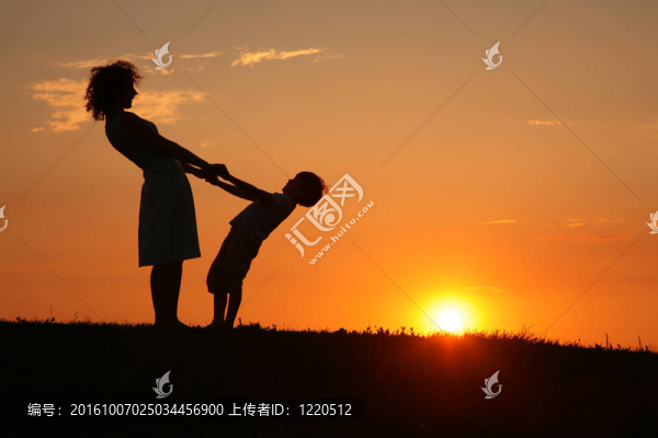 母親和兒子手持日落