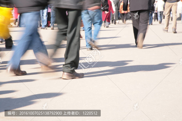 移動(dòng)的人群。運(yùn)動(dòng)模糊