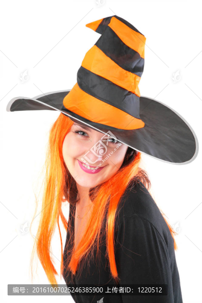 紅色條紋黑色橙色帽子的女孩