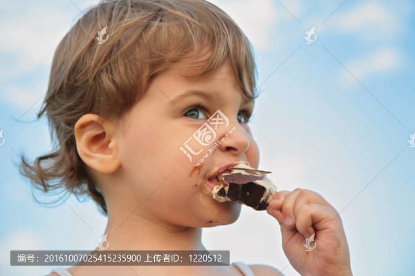 孩子吃冰淇淋