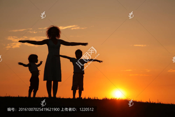 母親和孩子在日落運(yùn)動(dòng)訓(xùn)練