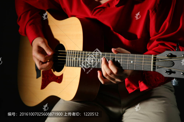 用吉他靠近手