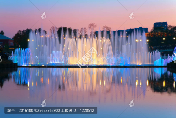 噴泉在夕陽照耀