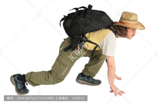 在草帽背包趴在地上的旅行者