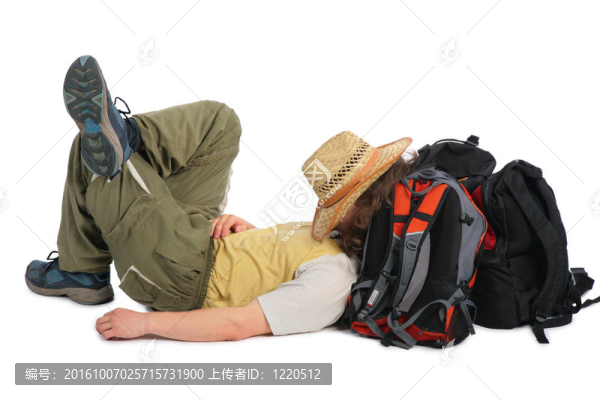 戴草帽的旅行者躺在背包上睡覺