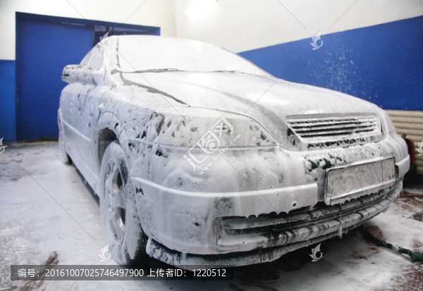 汽車(chē)在肥皂水洗滌