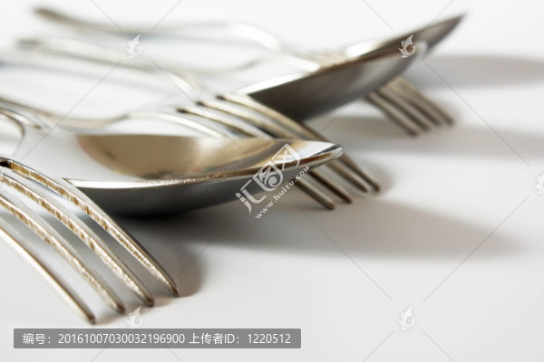 桌子上的叉子和勺子