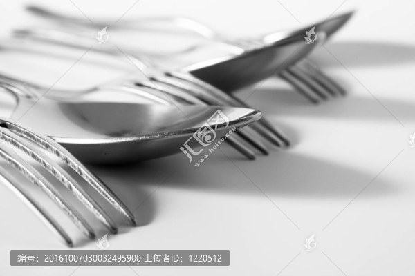 桌子上的叉子和勺子
