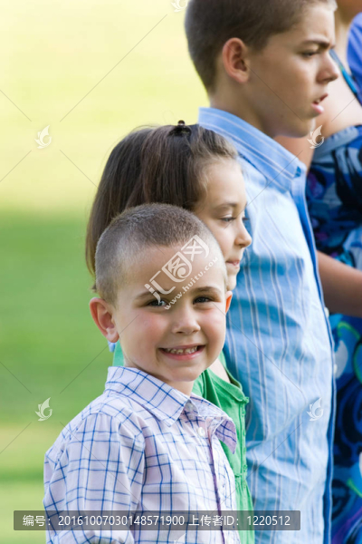 孩子們排成一排