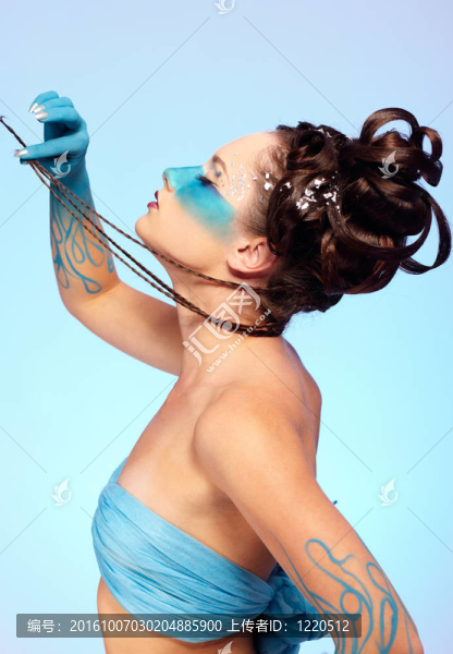 女孩的幻想藍(lán)色身體藝術(shù)