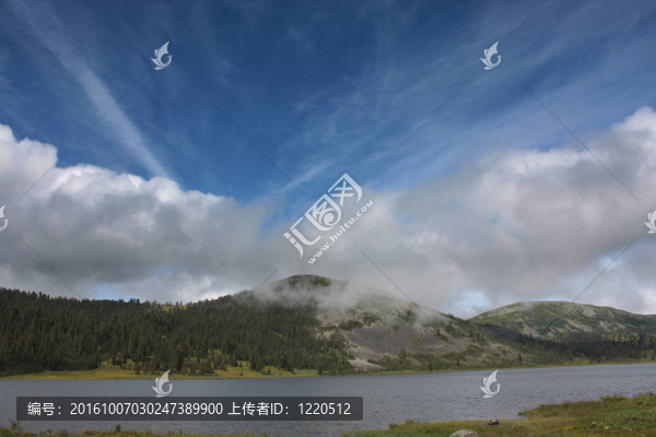 山上的湖