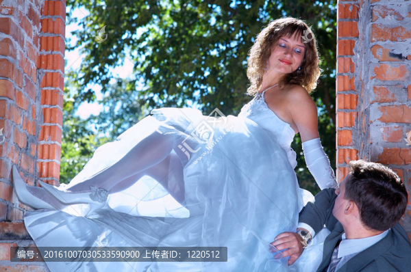 靠近窗的新娘和未婚夫