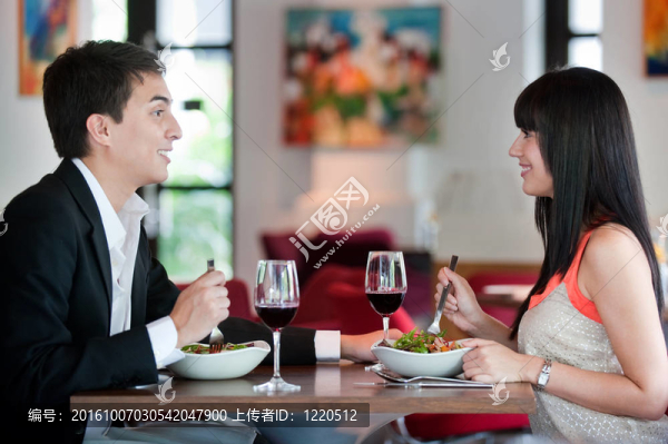 夫婦一起用餐