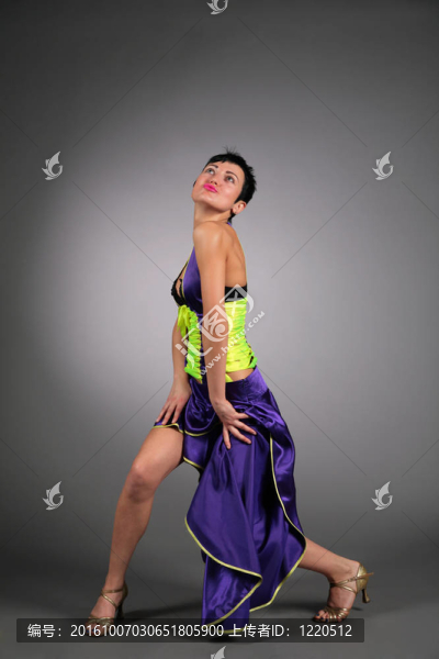 穿著深藍色衣服的年輕女人