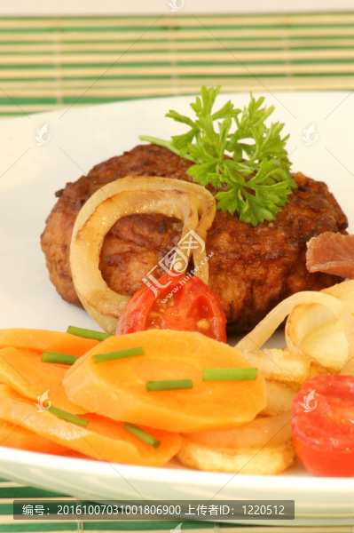 與上一盤(pán)熏肉和洋蔥餅