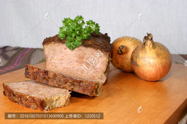 用有機(jī)歐芹在木板上烤制的肉塊