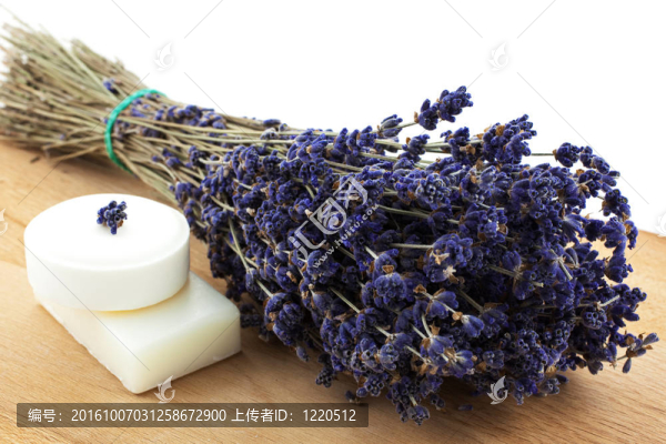 干薰衣草束與兩個白色肥皂片