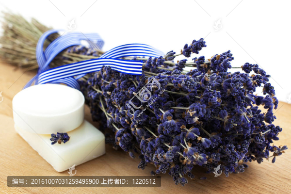 干薰衣草束與兩個白色肥皂片