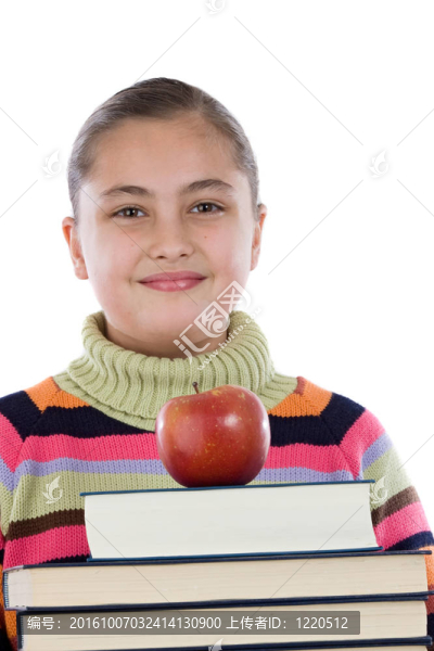 可愛的女孩有很多書和一個蘋果