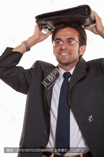 英俊的年輕的20多歲的黑發(fā)男人
