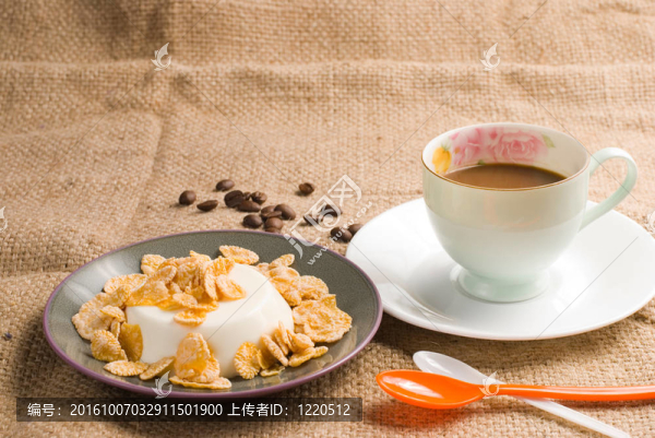 甜土豆和咖啡牛奶布丁