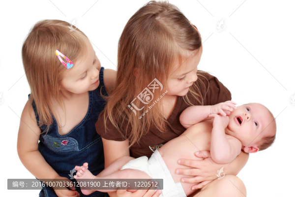 兩個(gè)女孩看著嬰兒