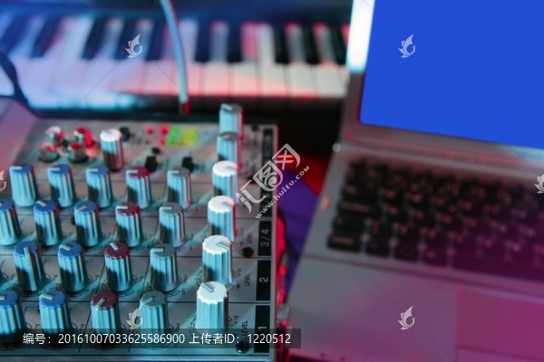 彩燈下的調(diào)音臺(tái)音樂桌