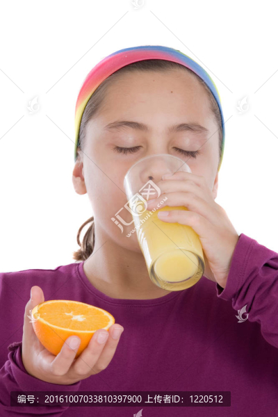 可愛的女孩喝桔子汁