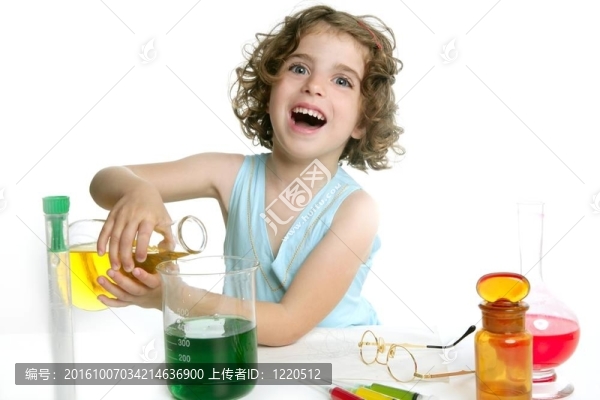 美麗的化學(xué)小女孩在實驗室玩