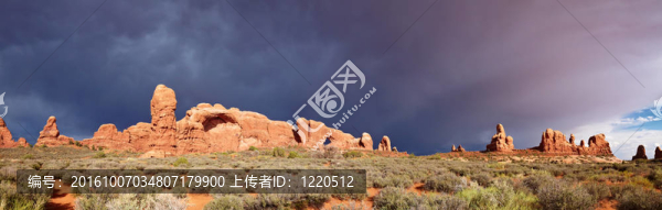 沙漠風(fēng)暴后的全景