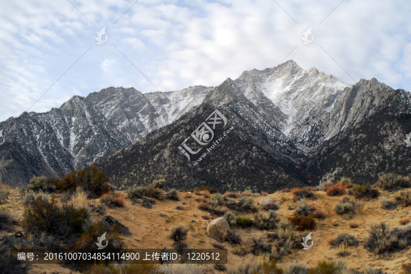 白雪覆蓋的山的惠特尼峰