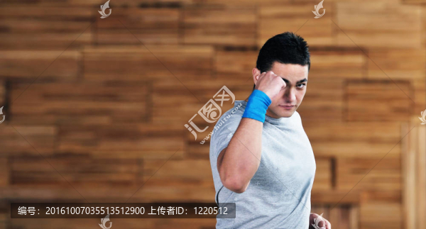 一個男人健身