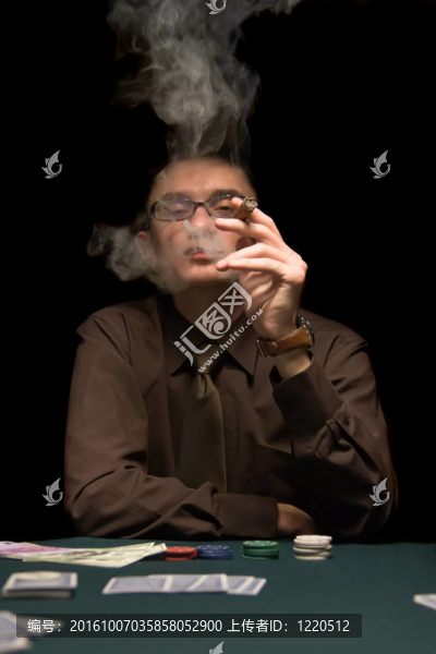 吸煙者在撲克桌
