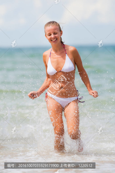 快樂的年輕女人站在海上