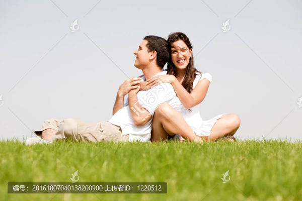 幸福的年輕婦女摟著丈夫