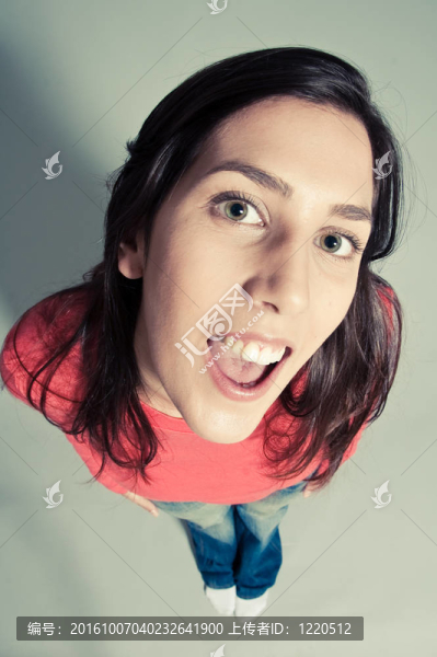 一個(gè)快樂(lè)的年輕女人特寫(xiě)特寫(xiě)