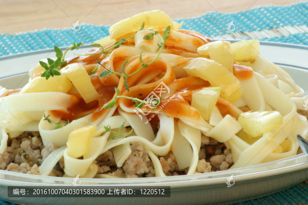 黃色的辣椒和肉末通心粉