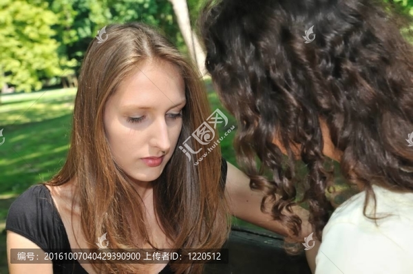 朋友-一個十幾歲的女孩安慰另一個